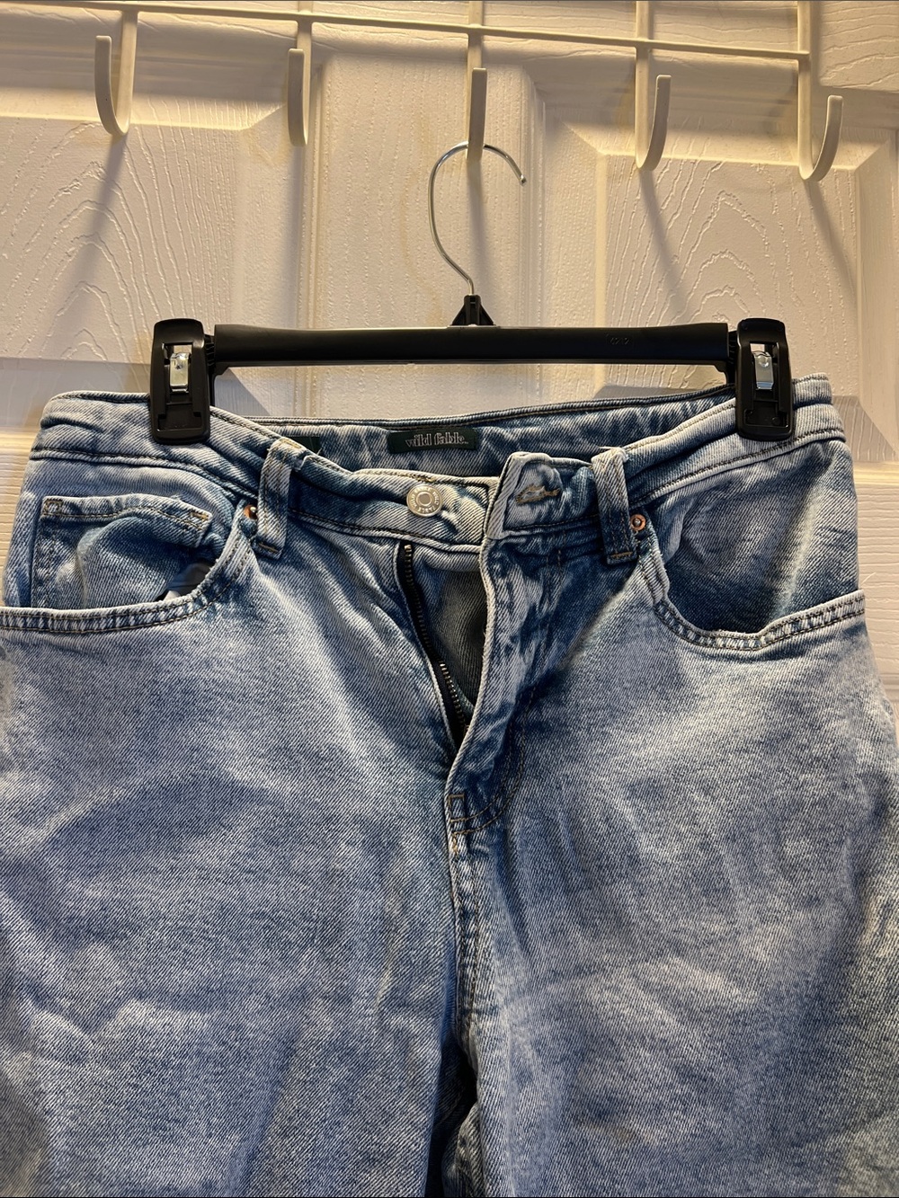 Light Wash Women’s High Rise Jeans with Floral Patchback Pockets - Picture 4 of 7